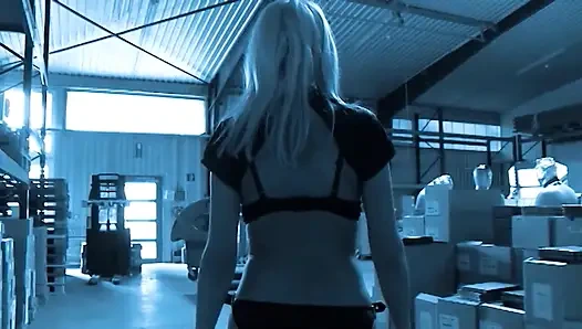 Alman Hakimiyeti Sarışın Sürtükler Kafeste Ve Banyoda