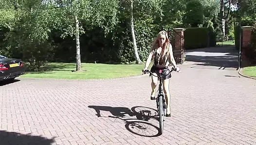 Paige Ashley, altın saçlı azgın bir kadın