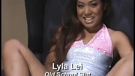 Lyla Lei yaşlı kolejli Asyalı sürtük oturma odasında anal sikiliyor