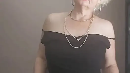 Senin olgun, azin MILF'in büyük penisini bekliyor.