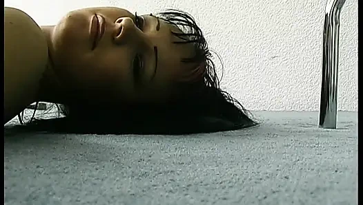 Esmer ateşli kız büyük dildo alıyor