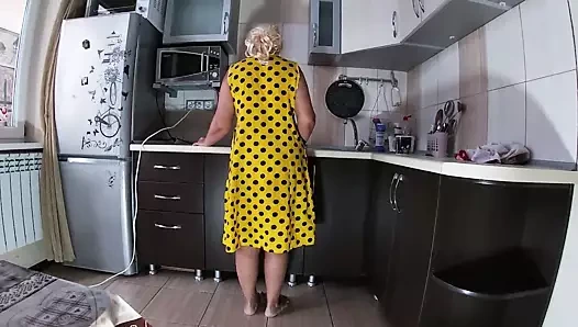 Olgun bir bayanı dizlerinin üstüne koydum ve onun sıkı kıçından faydalandım