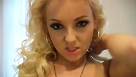 Sevimli sarışın Avrupalı yalnız bebek o anı hissederek flört ediyor