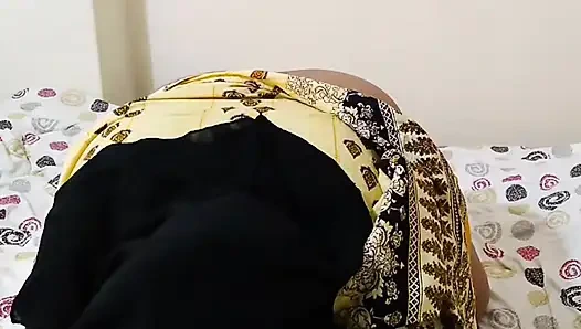 Ailem evde yokken teyze beni sikiyor