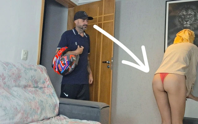 Casada, külotsuz Ifood teslimatçısını kabul etti!