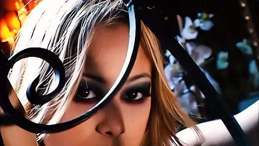 Kat bir yarağı emiyor ve sonunda latin amını ve götünü açıyor