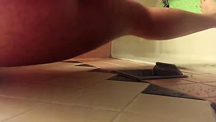 Tombul korkak oğlan anal oynuyor