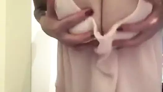 Dövmeli seksi kız büyük göğüslerini ve sıcak vücudunu gösteriyor