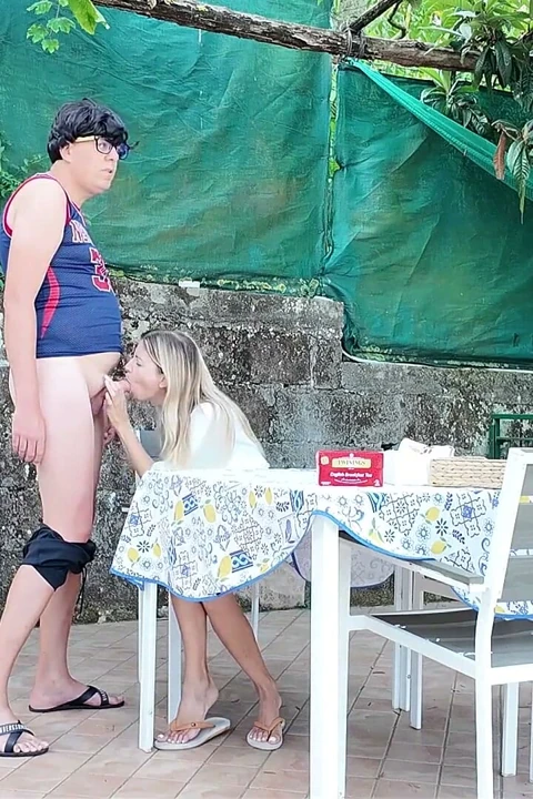 Açgözlü üvey anne, kahvaltıda en sevdiği kurabiye yokken, dikkatsiz üvey oğlunun kurabiyesini alır