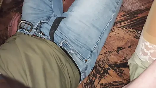 Çoraplı azgın evli kadın komşusunu azdırıyor ve ona kanepede ayakla muamele çekiyor