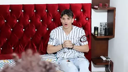 Arkadaşım çıplak bir kadın görmemişti bu yüzden üvey kız kardeşimi onun önünde sikmeye karar verdi