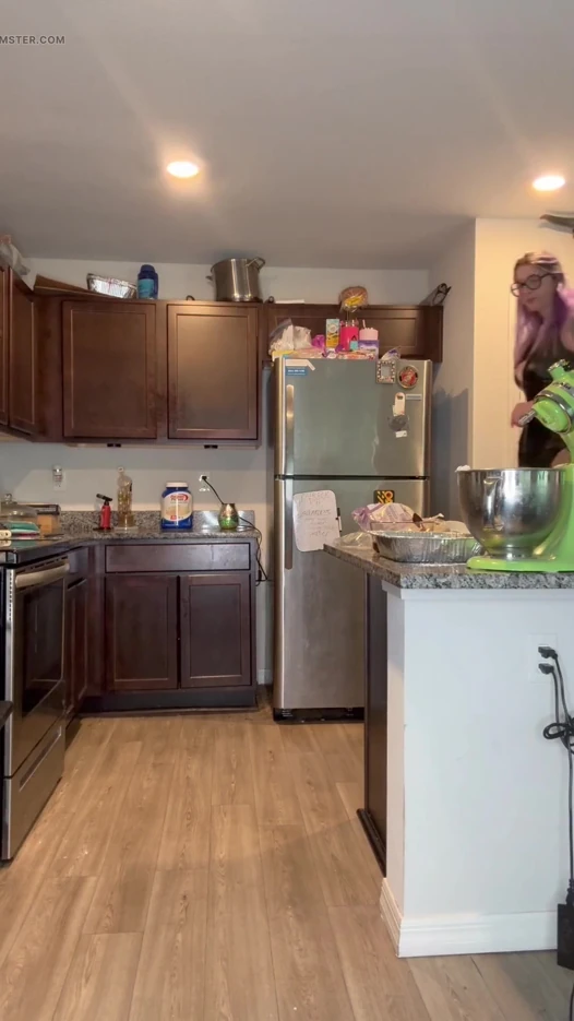 73 dev kadın minik mutfakta yemek yapıyor