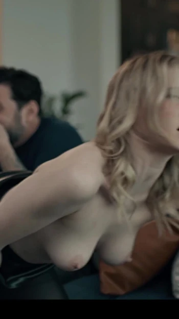 Эмоциональный момент из "Сахарный папочка Заморозка трахает 18-летнюю тинку с брекетами - время остановить секс с Melody Marks"