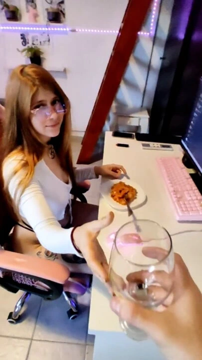 Menina inocente quer vinho, mas acaba bebendo xixi - coraljade1