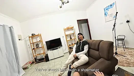 Lezbiyen komşumun yarağıma dokunmasına izin verdim.