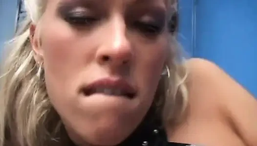 Conny Ferrara için sadece anal sikiş ve ağzına boşalma