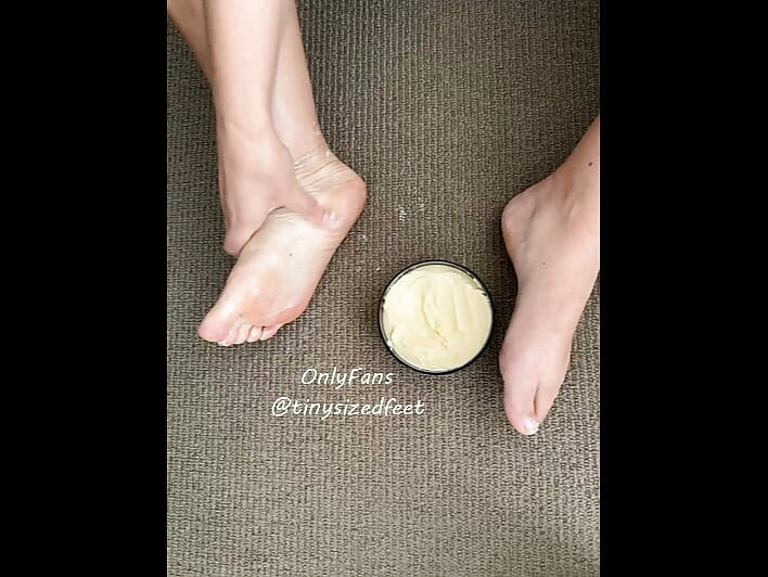 Tinysizedfeet, Mango Vücut Tereyağı'nda ovuluyor