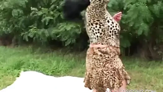 Olgun esmer kadın herkesin içinde iki yarakla sikiliyor