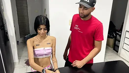 Güzel üvey kız kardeşim mutfakta ortalığı topluyor ve orgazm olana kadar onu sikebilmem için onu çok ateşli ve rahatsız ediyorum.