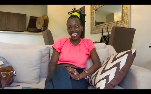 Emziren amatör zenci orta yaşlı seksi kadın sahte ırklararası iş görüşmesinde sikiliyor