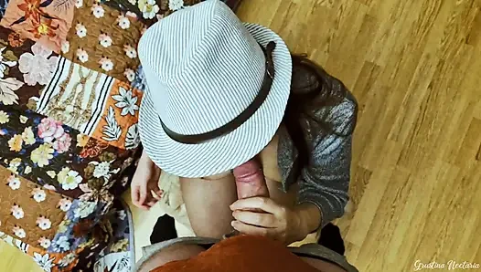 Şapkalı kızdan amatör yarak emiyor ve sert domaltıyor