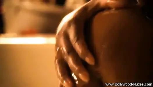 Güldüğünde çok tatlı