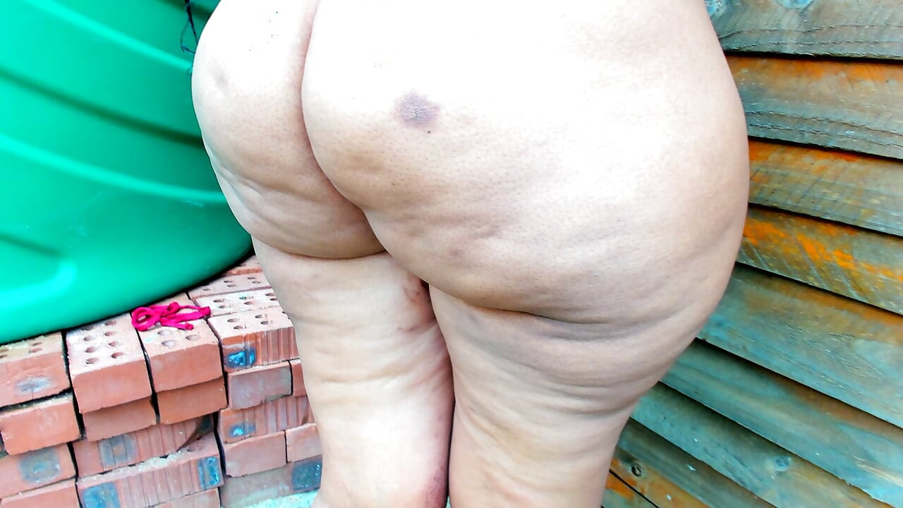 Açık havada büyük parmaklıyor ve son derece yakın çekim fışkırtıyor! Şimdi fap-house'da tam video alın