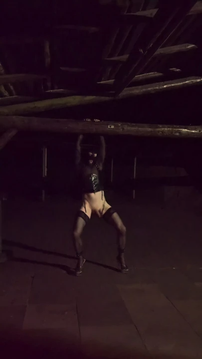 Seksi crossdresser kendini açık havada sergiliyor