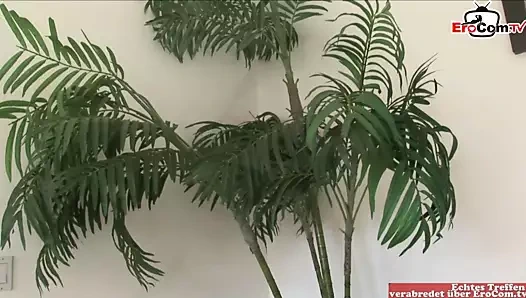 Tombul siyah genç ile doğal memeler içinde bir ağ elbise