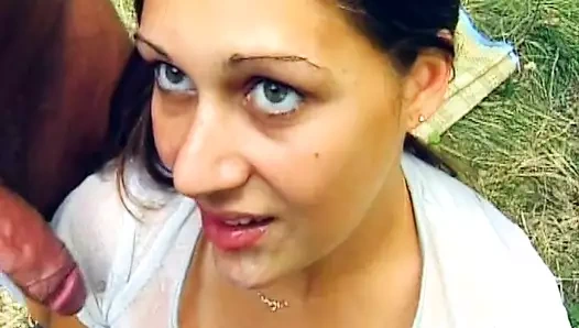 Sevimli Alman genç kız açık havada yaşlı bir adam tarafından sikiliyor