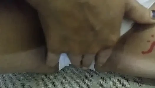 Amına parmak sokuyor ve amcık suyunu çıkarıyor
