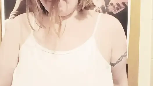 Nymeria Malfoy işemeden önce kendi meme uçlarını yalıyor