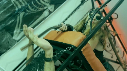 Merhametsiz palmiye dayağı - kısıtlanmış köle