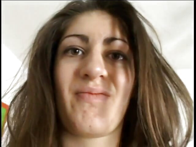 Muhteşem tatlı kız sert bir direğe sert binmeyi seviyor