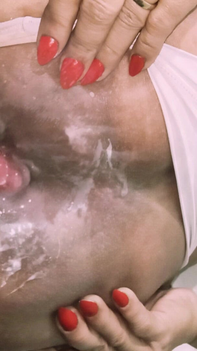 Azgın orta yaşlı seksi kadın götünü götüne sodomize etti ve yırttı, onu inanılmaz bir anal açıklıkla bıraktı. | Klip 1