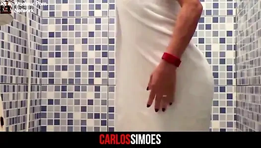 Arkadaşımı banyoda sikiyorum, sikimi ağzına soktum