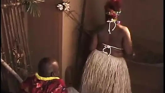 Kızıl saçlı iri güzel kadın Hawaii dansı sonrası domalarak sikiliyor