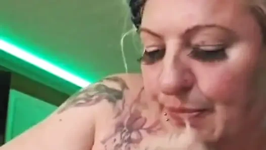 Sürtük eş değiştiren kulüpte biraz yarak emiyor