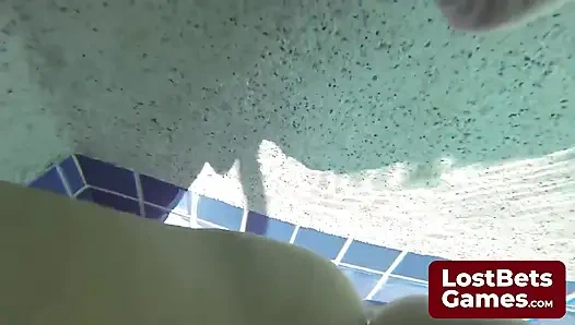 Striptiz dondurma oyunu hissedilebilir bir gerginlikle dolu