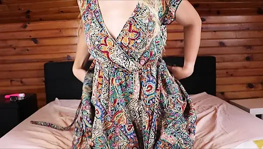 Gel ve bu seksi küçük sarışınla iyi eğlenceler