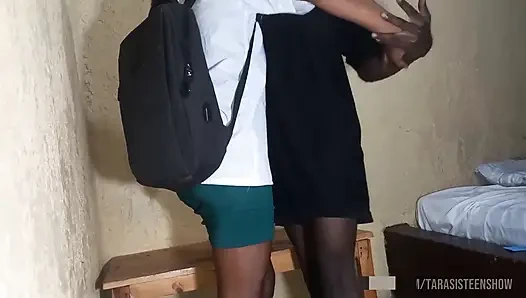 Uzun bir eğitim gününden sonra Afrikalı kızım