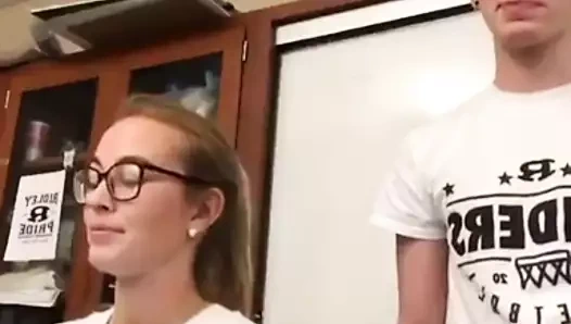 Çocuk ateşli öğretmeni için rap yapıyor