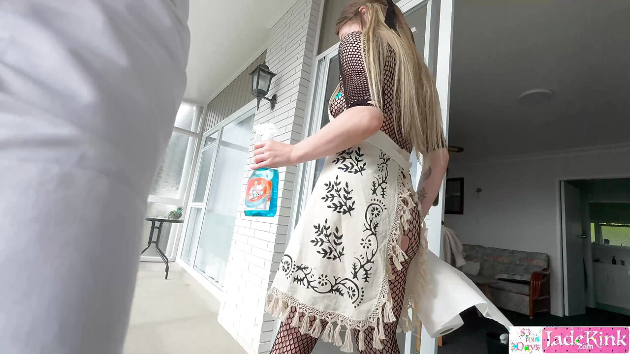 Seksi ev hizmetçisi ev sahibini baştan çıkarıyor - büyük götlü hizmetçi