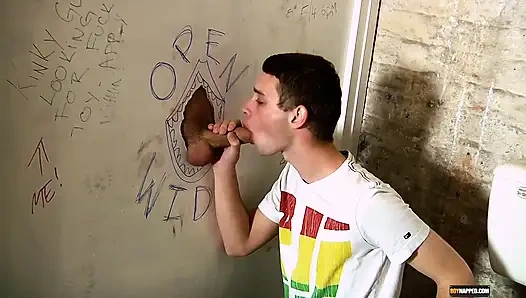 Sevimli twink gizemli yarağa hizmet ediyor