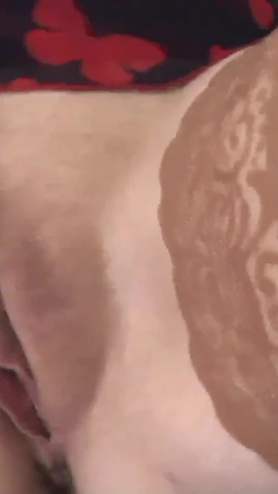 Sevgilim orgazm olmak için parmağıyla karımın amına klitoris mastürbasyon yapıyor yakın çekim. Islak amcıklı sarışın orta yaşlı seksi kadın külotsuz seks | Klip 1