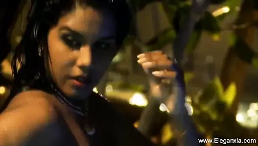 Bollywood honey soyunuyor ve dans ediyor