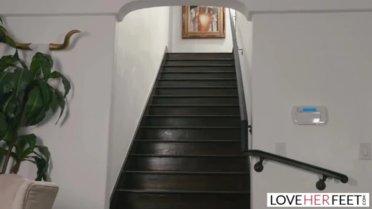 Ateşli lezbiyenler ve ateşli ayak oyunuyla fışkırtarak orgazm oluyor
