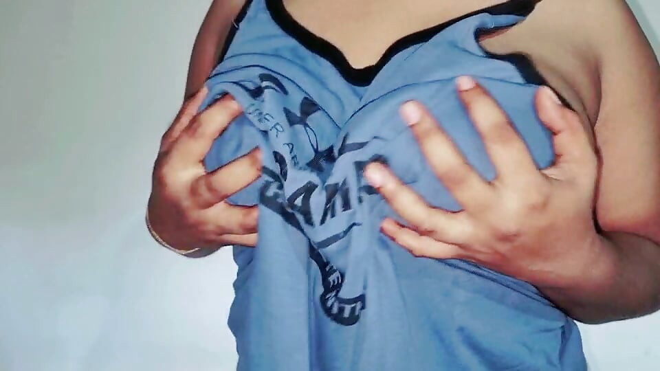 Zıplayan göğüslü seksi koltuk altı ve seksi ayaklar