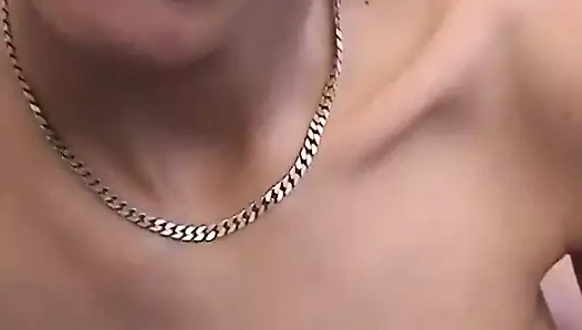 Blonde Nachbarin mit schwarzen Strapsen und Brille