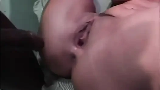 Küçük memeli orta yaşlı seksi kadın hapiste iki büyük siyah yarakla sikiliyor ve vücuduna boşalıyor